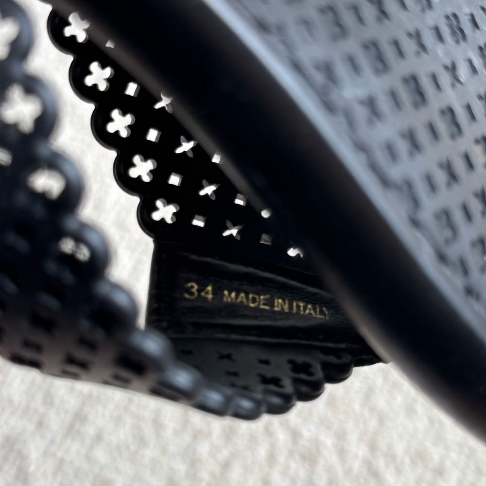 Louis Vuitton | Black Rubber Monogram Flip Flop Sandals ~ US 4 - Picture 7 of 9